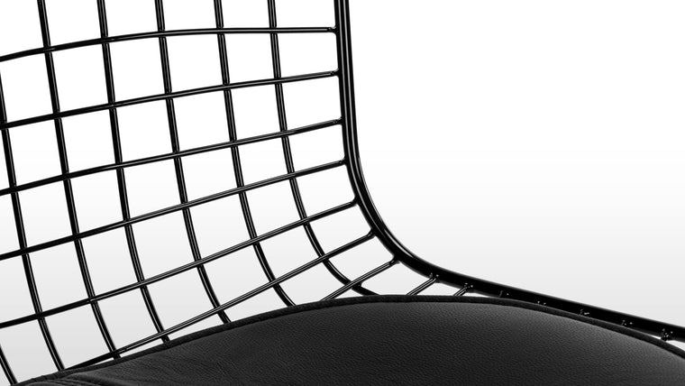 INDUSTRIAL YET REFINED | Precision-welded of steel wire with a classic leather seat pad, this chair is beloved for its fusion of engineering acumen and everyday comfort.
