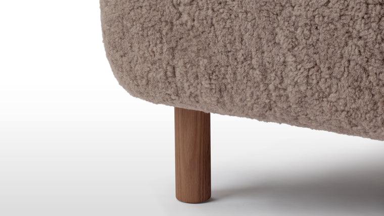 OPEN AND EMBRACING | The soft and organic shape of Petra embodies a traditional lounge chair, while creating an embracing yet open seating solution. The stunning lounge chair warmly embraces and stylishly impresses.
