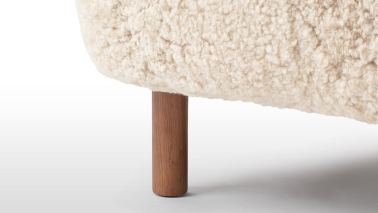 OPEN AND EMBRACING | The soft and organic shape of Petra embodies a traditional lounge chair, while creating an embracing yet open seating solution. The stunning lounge chair warmly embraces and stylishly impresses.

