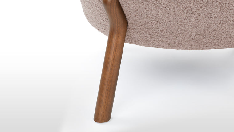 OPEN AND EMBRACING | The soft and organic shape of Petra embodies a traditional lounge chair, while creating an embracing yet open seating solution. The stunning lounge chair warmly embraces and stylishly impresses.
