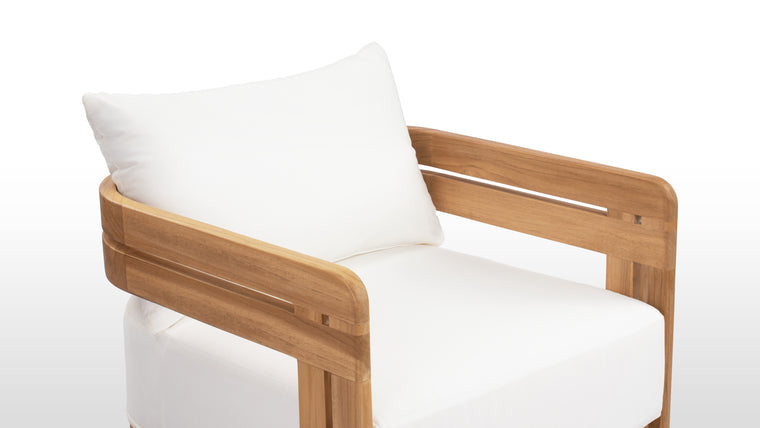 Create an Outdoor Oasis | Whether you're entertaining guests or simply enjoying a quiet moment outdoors, the Lusso Outdoor Collection invites you to elevate your outdoor living experience with its unmatched blend of style, comfort, and durability. 
