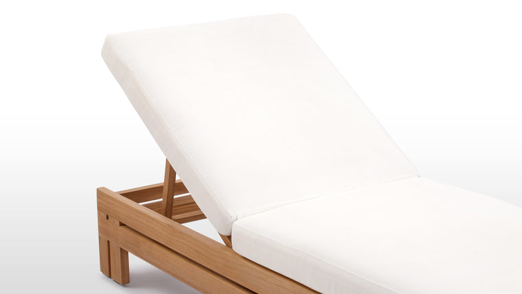 Personalised Comfort | Effortlessly adjust the backrest to multiple settings, allowing you to find the perfect angle for lounging, reading, or simply soaking up the sun in blissful relaxation.
