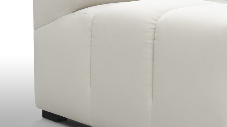 STYLISH SILHOUETTE | Striking the perfect balance between relaxed and refined, the hallmarks of the Tufty are its restrained curves and contours. Equally at home in contemporary and retro settings, this versatile piece will draw the eye and invite you in.
