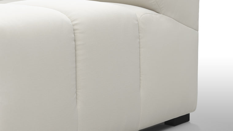 STYLISH SILHOUETTE | Striking the perfect balance between relaxed and refined, the hallmarks of the Tufty are its restrained curves and contours. Equally at home in contemporary and retro settings, this versatile piece will draw the eye and invite you in.
