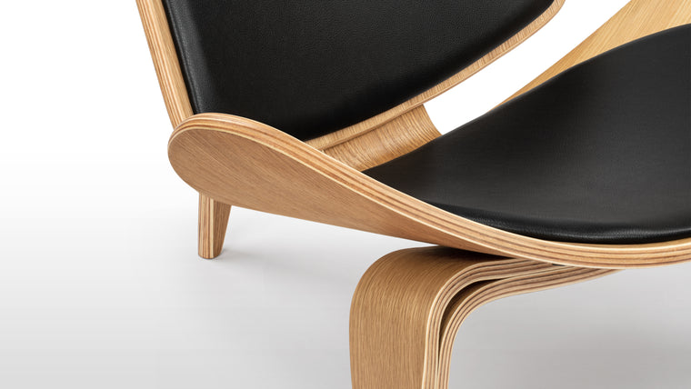 LUXURIOUS SEATING | With its distinctive curves and timeless charm, the Wegner Shell Lounge Chair simply never goes out of style. It’s the perfect seating solution for a stylish home, office or commercial space. As its name implies, it is the perfect addition to an upscale lounge.
