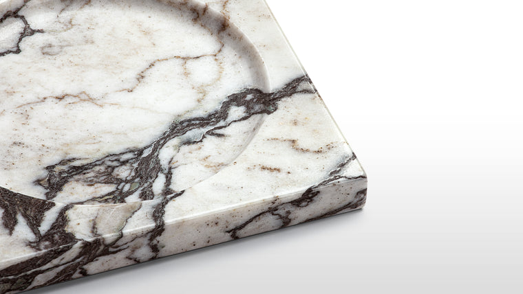 Pure Craftsmanship | Crafted from solid marble, the Sia Tray stands out for its unique veining and color variations, ensuring that each piece is as distinctive as the natural stone it’s made from.
