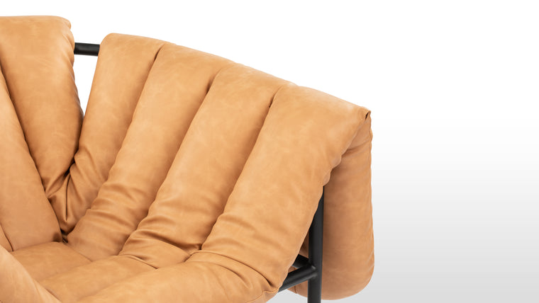 Deep Comfort | Designed to envelop you in comfort, the Puffy Lounge Chair provides ample cushioning for a relaxing seating experience. Its detachable upholstery adds practicality, making it easy to maintain and keep pristine.
