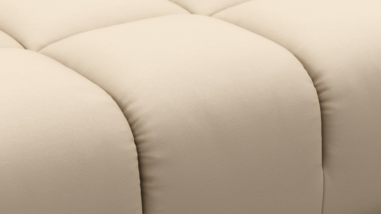 STYLISH OUTDOOR SILHOUETTE | Balancing relaxed elegance with refined design, the Tufty Outdoor retains its hallmark curves and contours, now reimagined with materials and finishes suited for the outdoors. Whether set against modern architecture or blending into natural surroundings, this versatile piece draws the eye and invites you to linger.
