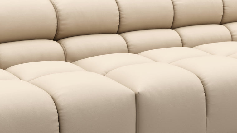 STYLISH OUTDOOR SILHOUETTE | Balancing relaxed elegance with refined design, the Tufty Outdoor retains its hallmark curves and contours, now reimagined with materials and finishes suited for the outdoors. Whether set against modern architecture or blending into natural surroundings, this versatile piece draws the eye and invites you to linger.
