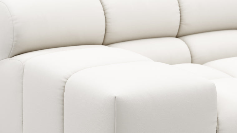 STYLISH OUTDOOR SILHOUETTE | Balancing relaxed elegance with refined design, the Tufty Outdoor retains its hallmark curves and contours, now reimagined with materials and finishes suited for the outdoors. Whether set against modern architecture or blending into natural surroundings, this versatile piece draws the eye and invites you to linger.
