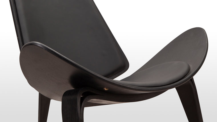 Luxurious seating|With its distinctive curves and timeless charm, the Wegner Shell Lounge Chair simply never goes out of style. It’s the perfect seating solution for a stylish home, office or commercial space. As its name implies, it is the perfect addition to an upscale lounge.
