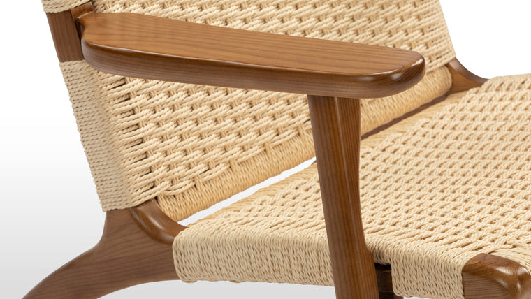 RELAX IN STYLE | Designed intentionally with a low profile that would later be seen in many iconic mid-century modern designs, the CH25 also features a generously reclined back, perfect for relaxing in your living room or reading nook.
