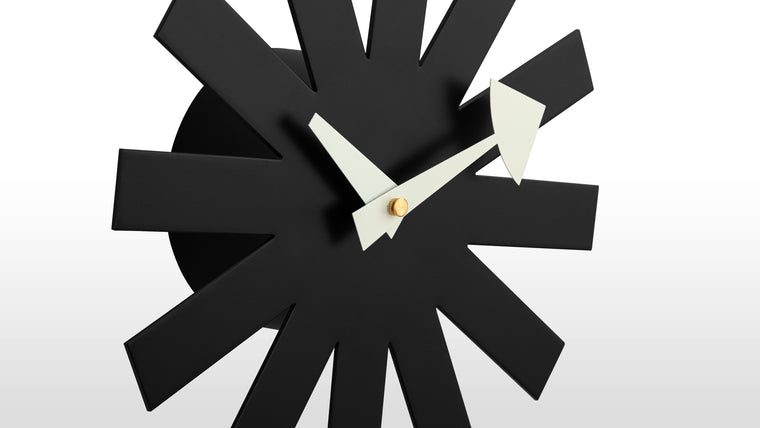 MODERN DESIGN | People perceive time by observing the positions of the hands, rendering clock numbers unnecessary. By eliminating them, a sleek, contemporary appearance was achieved, which has endured the passage of time.
