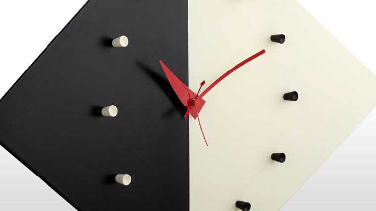 MODERN DESIGN | People perceive time by observing the positions of the hands, rendering clock numbers unnecessary. By eliminating them, a sleek, contemporary appearance was achieved, which has endured the passage of time.
