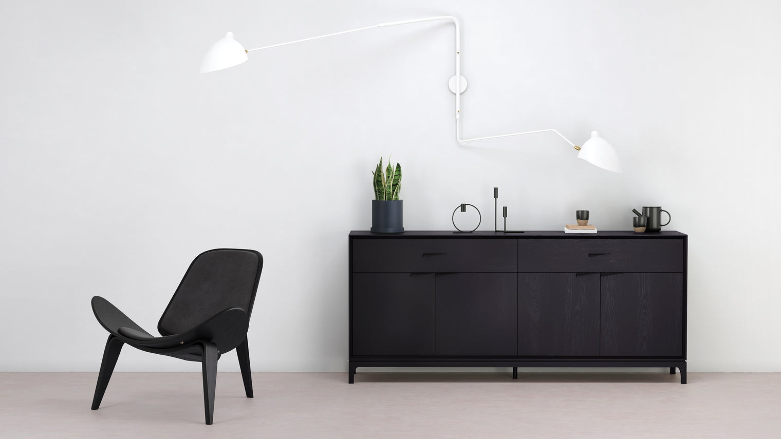 STATEMENT DESIGN | Iconic in the world of lighting, this elegant wall light is as functional as it is beautiful. It is a captivating piece: simple yet sophisticated, and indisputably chic.
